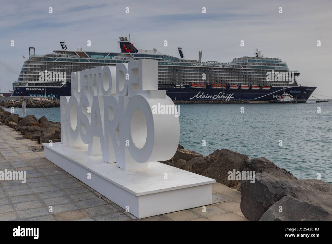 Nave da crociera in partenza dal porto. Nave da trasporto passeggeri in partenza da Puerto del Rosario, Fuerteventura, Spagna Foto Stock