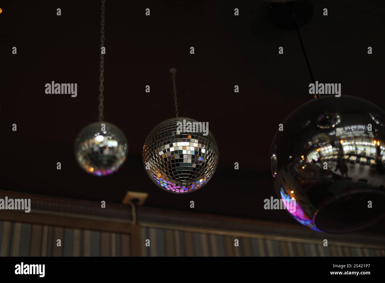 Ballo da discoteca nel club. Sfera dello specchietto retrovisore interno. Dettagli interni. Palloncini appesi al soffitto. Foto Stock
