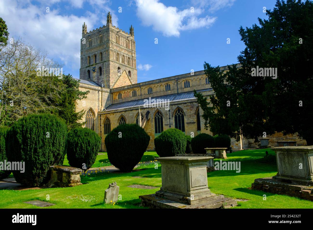 La primavera arriva all'abbazia di Tewkesbury in un bellissimo pomeriggio di aprile, nel Gloucestershire, Regno Unito. Foto Stock