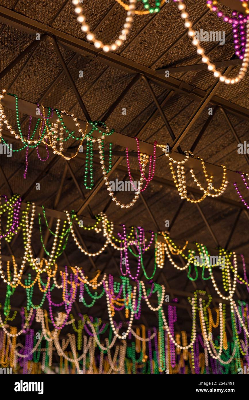 Colorate perle del Mardi Gras appese a un soffitto festoso. Foto Stock