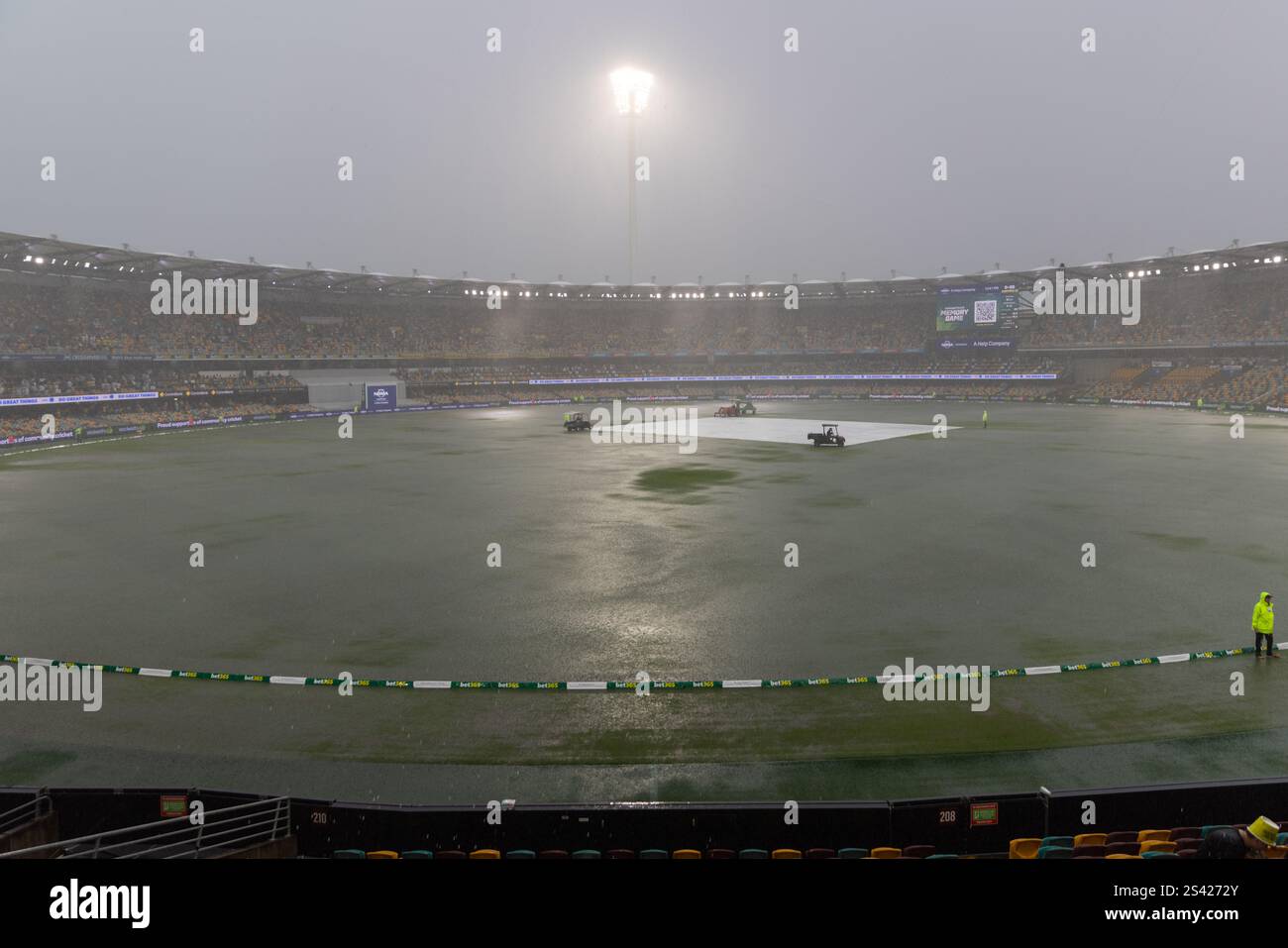 Copertura del campo durante il downpour al Gabba Australia V India 2024 Foto Stock
