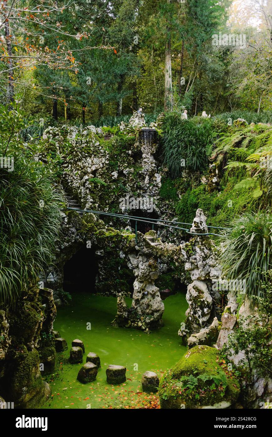 Ush Green Garden con arcate in pietra e rocce coperte di muschio Foto Stock