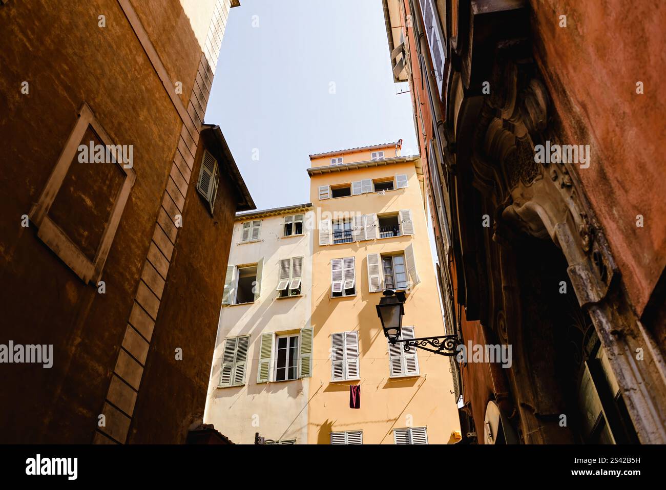 Vicoli incantevoli ed edifici colorati nella vecchia Nizza, Francia Foto Stock