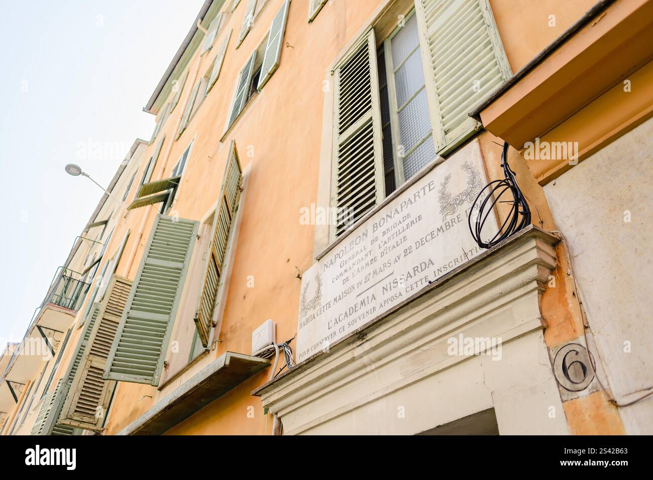 Facciata dell'edificio storico di Nizza, in Francia, con la targa di Napoleone Foto Stock