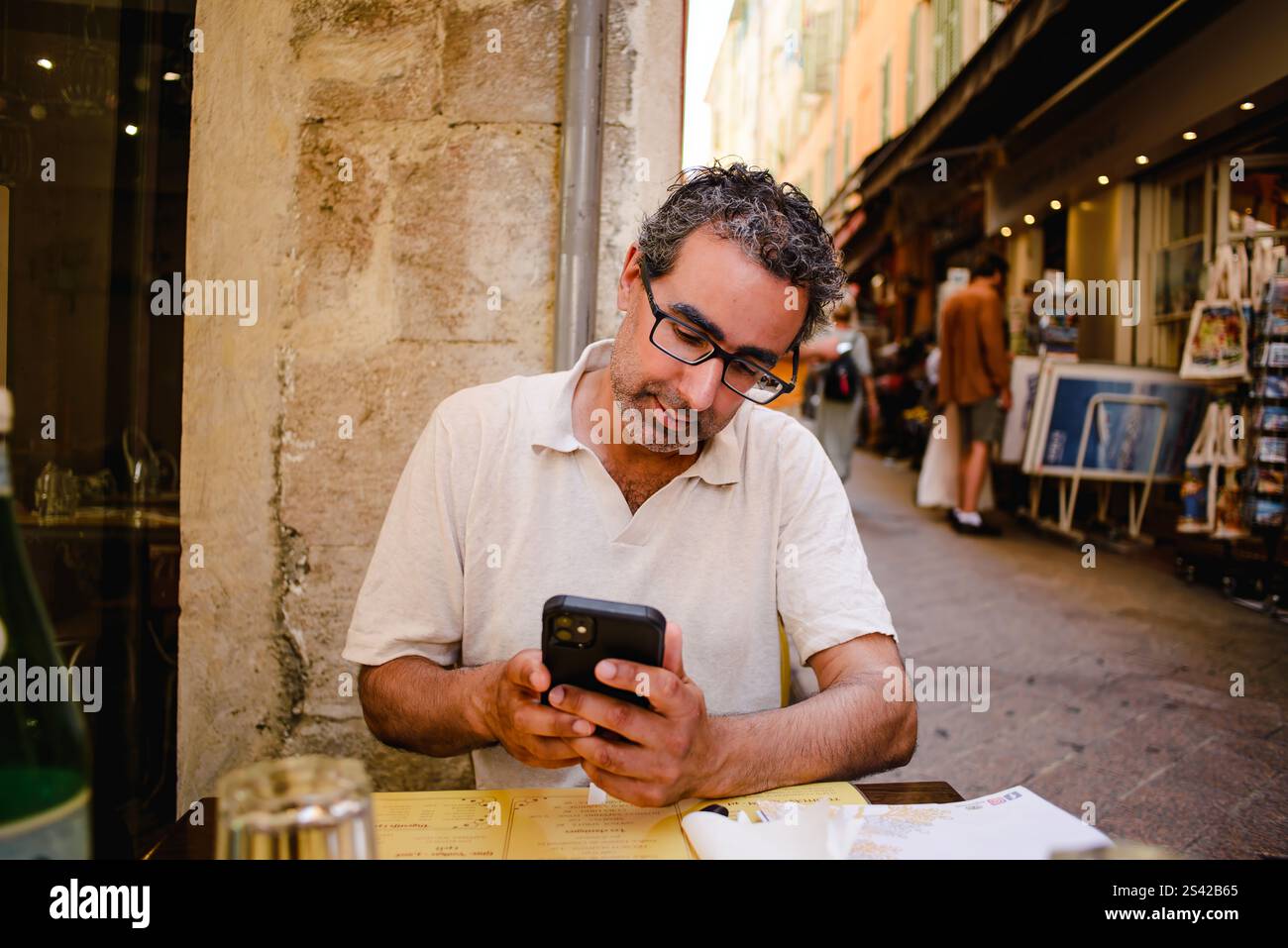 Momenti di relax in un caffè di Nizza, Francia Foto Stock