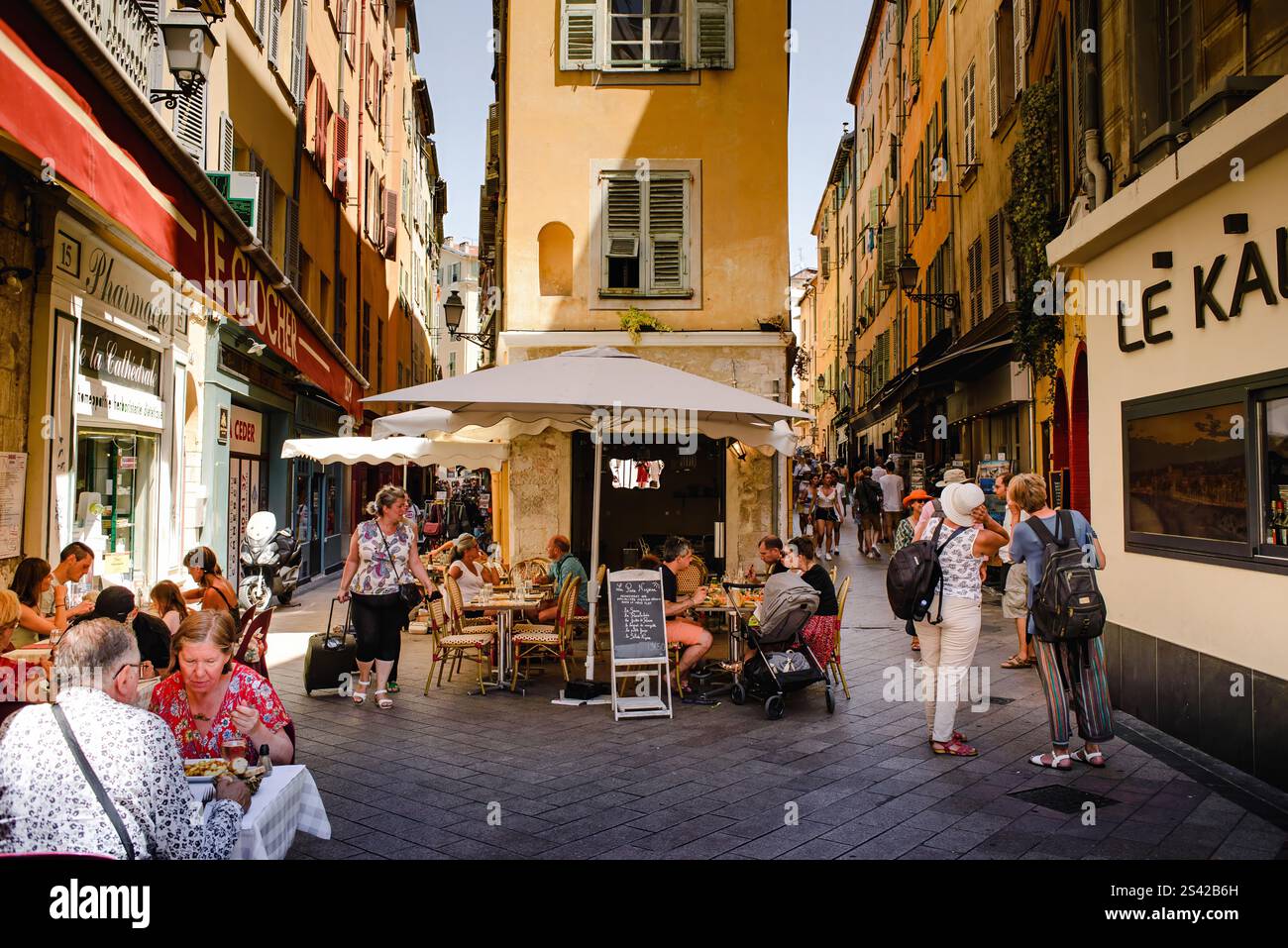 Vivace caffetteria nella città vecchia di Nizza, Francia Foto Stock