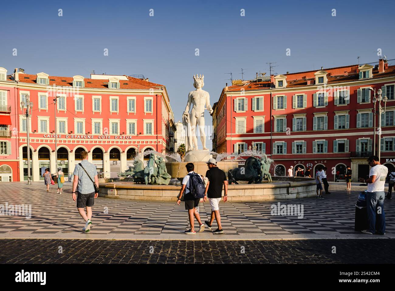 Place MassÃ©na e Fontaine du Soleil al tramonto, Nizza, Francia Foto Stock