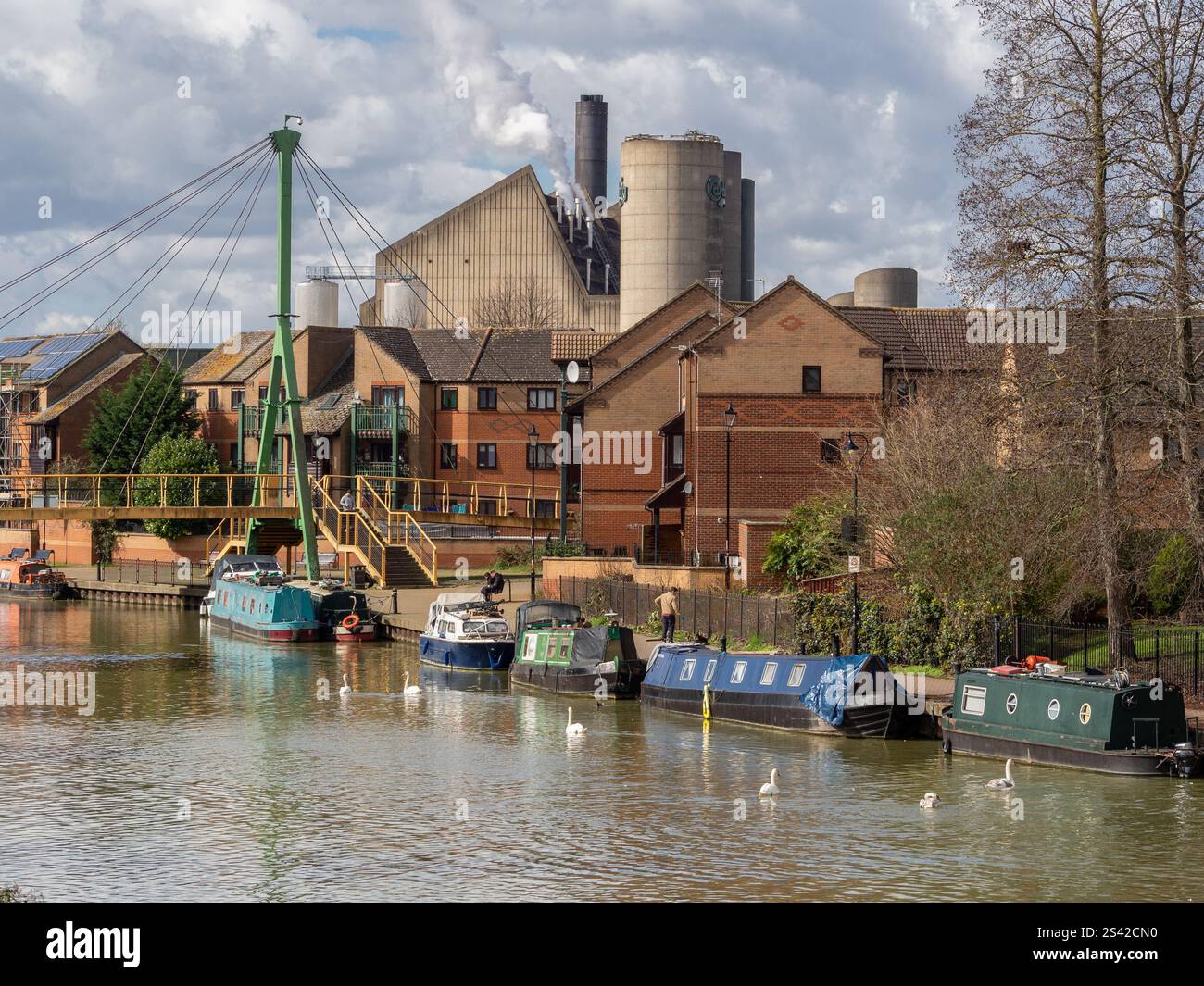 Vista sul fiume Nene a Southbridge, Northampton, Regno Unito; con barche a remi ormeggiate, appartamenti moderni e birreria Carlsberg Foto Stock