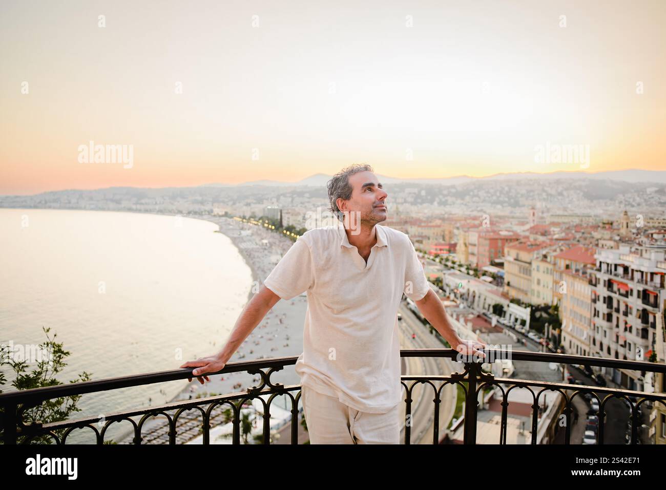 Uomo che gode della vista del tramonto su Nizza, Costa Azzurra Foto Stock