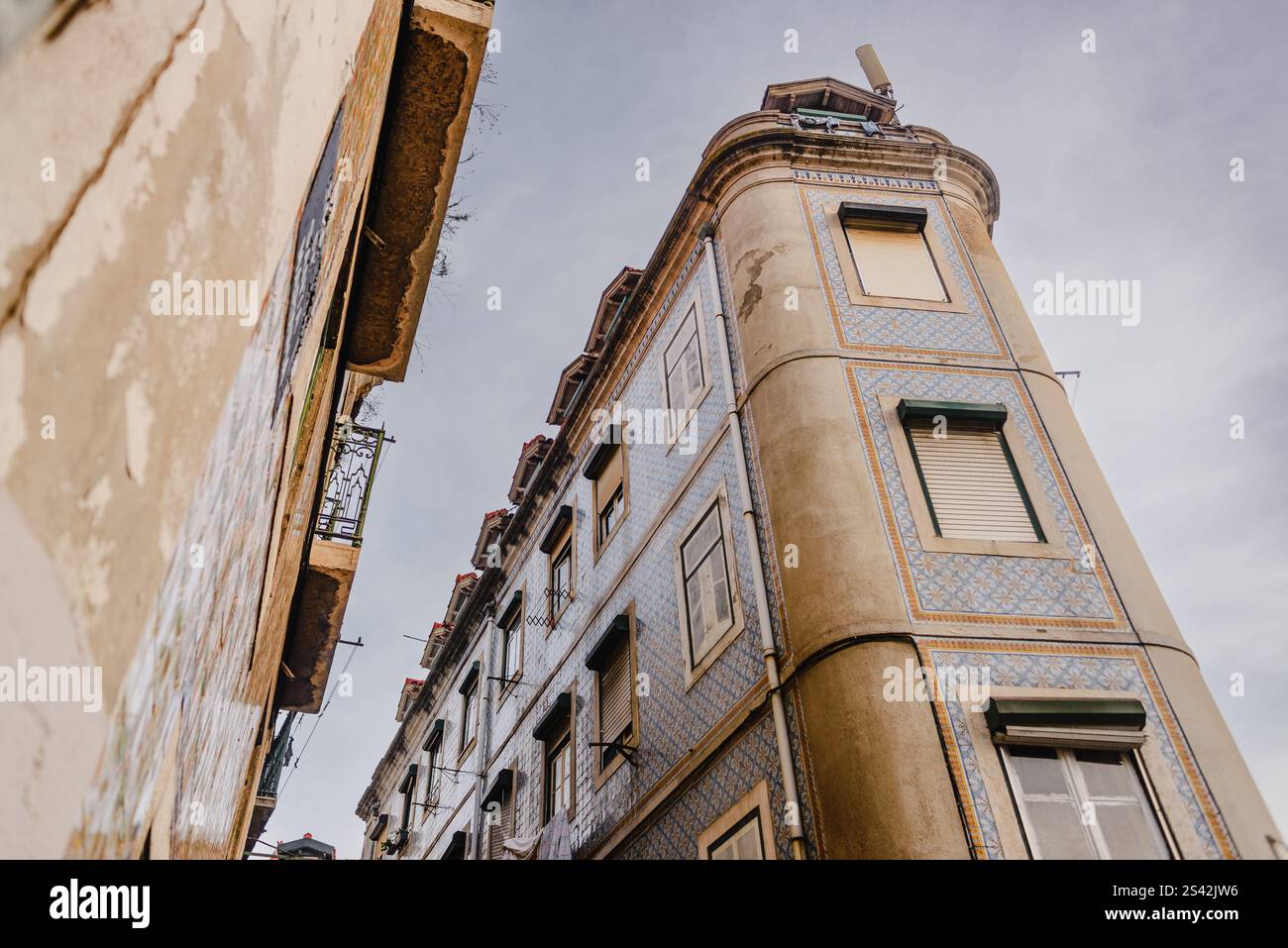 Edificio storico di Lisbona con piastrelle Azulejo Foto Stock