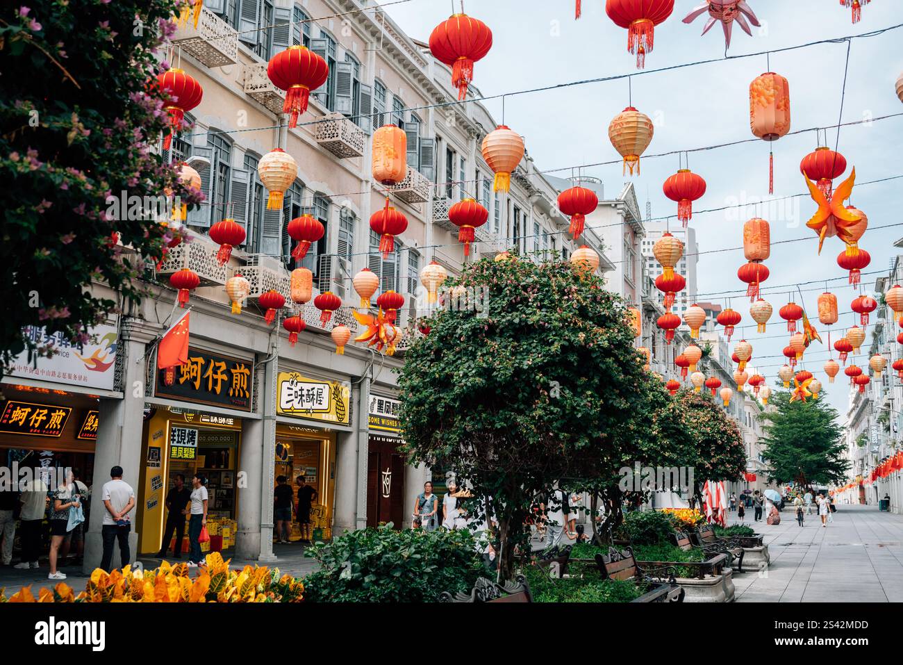Xiamen, Cina - 21 settembre 2024: Via dello shopping di Zhongshan Road Foto Stock