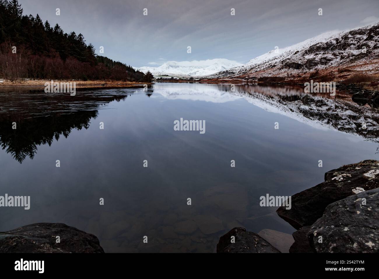 Llyn Mymbyr e la montagna di Snowdon in inverno, Snowdonia, Galles del Nord Foto Stock