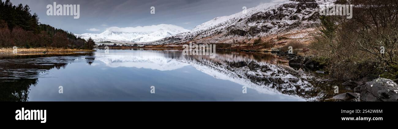 Llyn Mymbyr e la montagna di Snowdon in inverno, Snowdonia, Galles del Nord Foto Stock