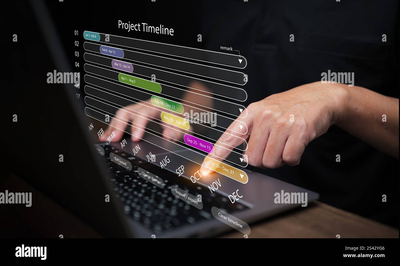 Pianificazione e pianificazione del project manager:. Un uomo, con il suo computer portatile, che utilizza una tempistica del progetto per garantire un completamento tempestivo. Conc. Gestione progetto Foto Stock