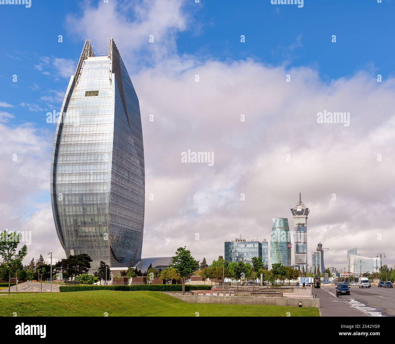 Baku, Azerbaigian - 7 maggio 2024: Viale Heydar Aliyev, caratterizzato dall'imponente Torre Azersu e dall'architettura contemporanea, offre un'esperienza visiva mozzafiato con un'armoniosa miscela di design eleganti Foto Stock
