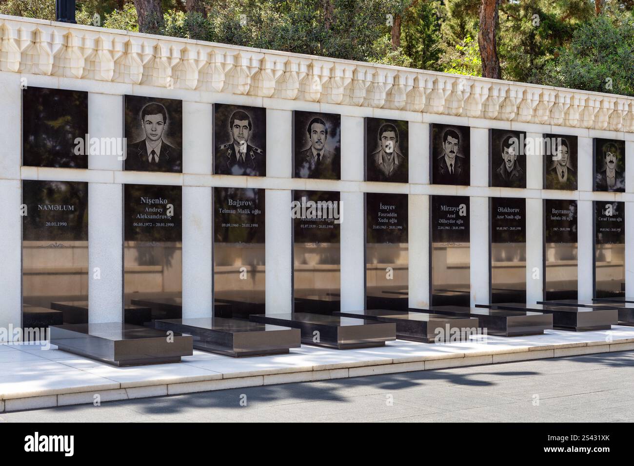 Baku, Azerbaigian - 6 maggio 2024: Vicolo dei Martiri, con ritratti commemorativi in mezzo a una vegetazione lussureggiante e un'atmosfera di tranquillità Foto Stock