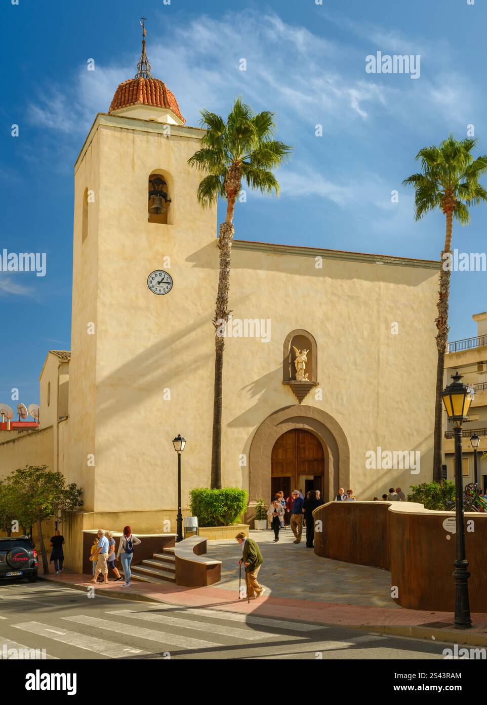 San Miguel de Salinas - la pittoresca piazza di Plaza la Libertad, San Miguel de Salinas, dominata dalla chiesa di San Miguel Arcáng del XVIII secolo Foto Stock