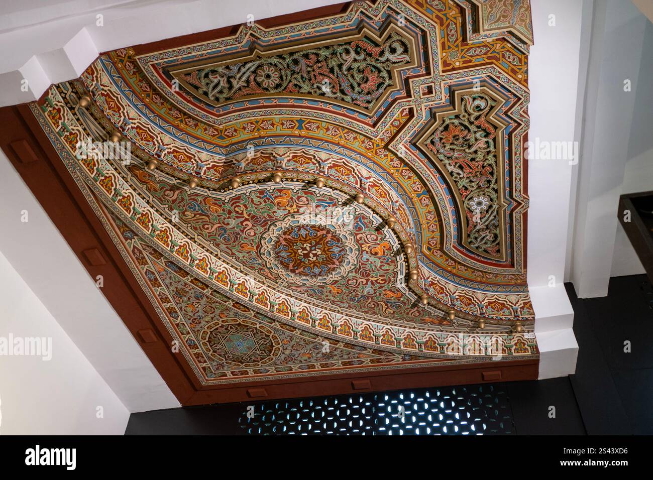 Casablanca in Marocco: Soffitto ornamentale all'interno della Moschea di Hassan II Foto Stock