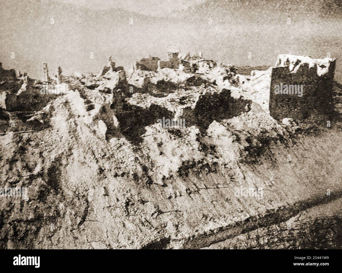 Battaglia di Montecassino (Montecassino) - una foto di guerra che mostra Montecassino subito dopo la sua distruzione - Schlacht von Monte Cassino (Montecassino) - Ein foto aus der Kriegszeit zeigt Monte Cassino unmittelbar nach seiner Zerstörung - Battaglia di Montecassino (Montecassino) - una foto di guerra che mostra Montecassino subito dopo la distruzione sua zdjęcie przedstawiające - Bitwa o Monte Cassino (Montecassino immédiatement après sa distruzione. Foto Stock