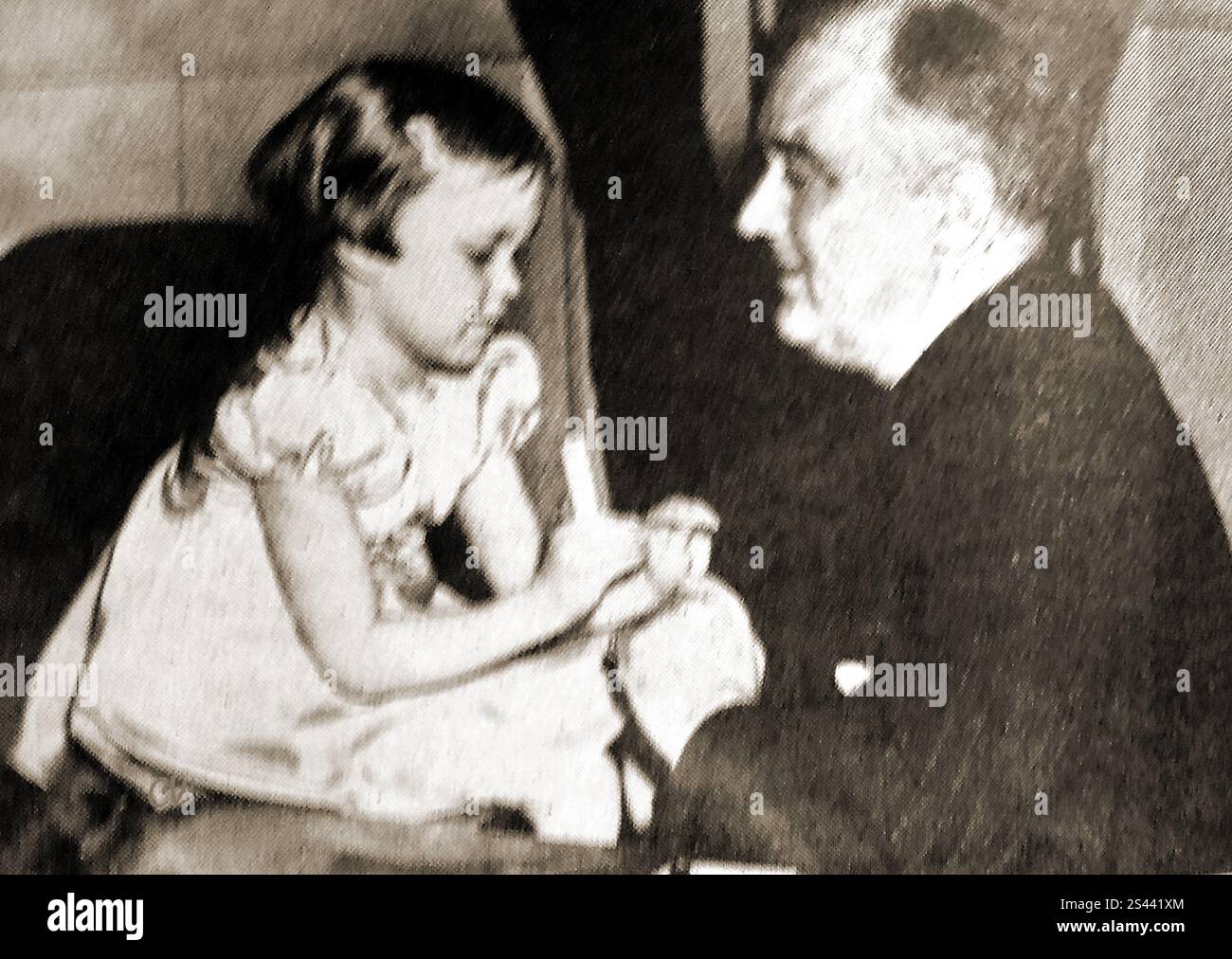 Un insolito ritratto di Franklin D Roosevelt con un bambino sconosciuto (probabilmente la sua unica figlia Anna). Franklin Delano Roosevelt ( 1882 – 1945), era anche conosciuto come FDR. Fu il 32° presidente degli Stati Uniti, --- フランクリン・D・ルーズベルトと、名前の知られていない子供（おそらく彼の唯一の娘アンナ）の珍しい肖像画。フランクリン・デラノ・ルーズベルト（1882年 - 1945年）は、FDRとしても知られていました。彼はアメリカ合衆国の第32代大統領でした。 Foto Stock