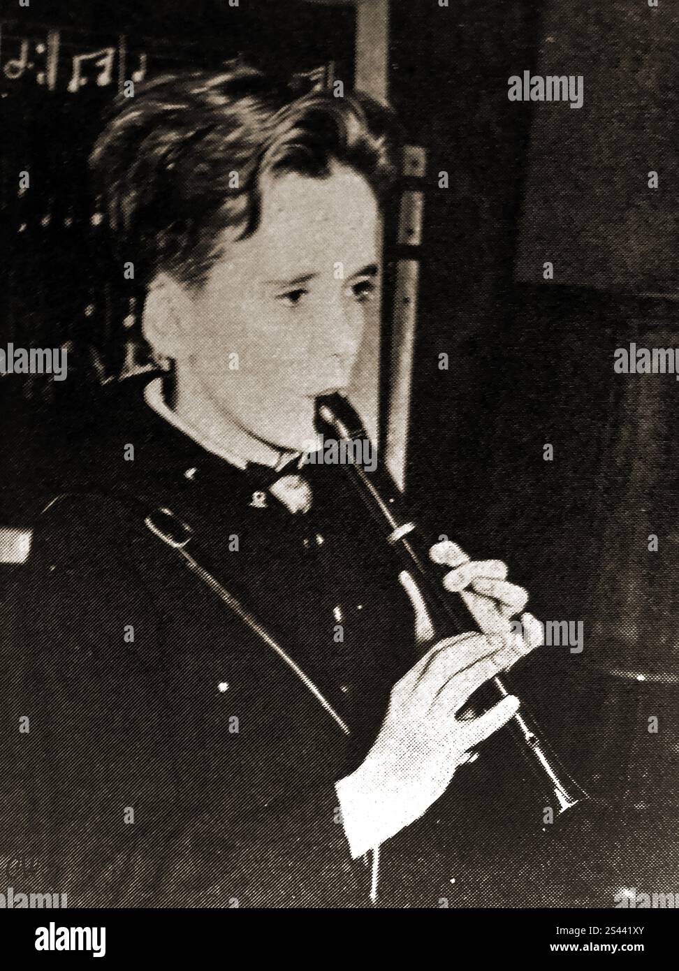 Germania 1940 - Un membro della Gioventù nazista alias Gioventù hitleriana che suona musica su un flauto o un registratore - - - Foto Stock