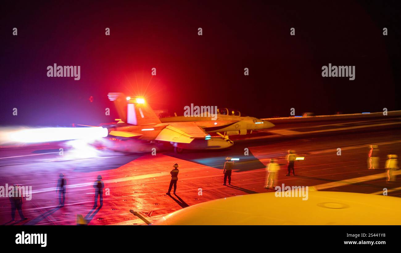 250108-N-TD381-1308 SOUTH CHINA SEA (8 gennaio 2025) - un F/A-18F Super Hornet, assegnato ai "Bounty Hunters" dello Strike Fighter Squadron (VFA) 2, lau Foto Stock