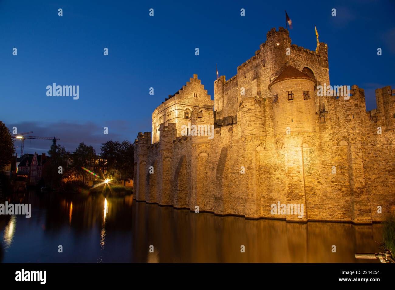 Castello di Granvensteen a Gand, Belgio, illuminato di notte. Orientamento orizzontale Foto Stock