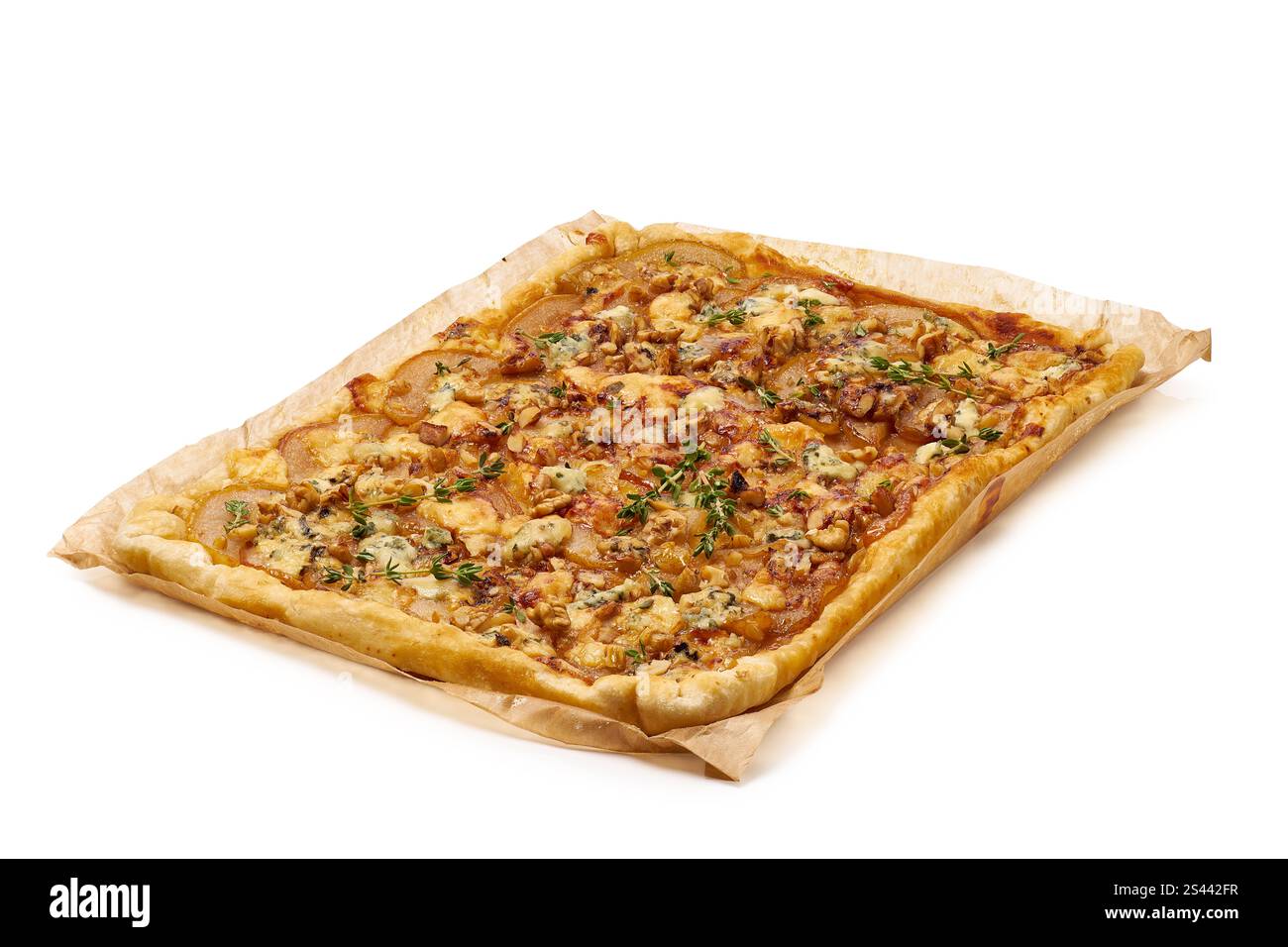 galette rustica fatta in casa con pere, formaggio blu, noci e miele su sfondo chiaro. Gallette con crosta di burro e ripieno di frutta dolce. Rustico Foto Stock