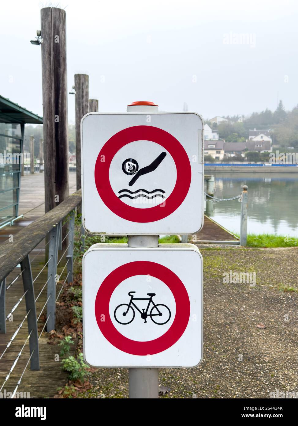 In una tranquilla zona lungo il fiume non ci sono segni di nuoto e di ciclismo Foto Stock