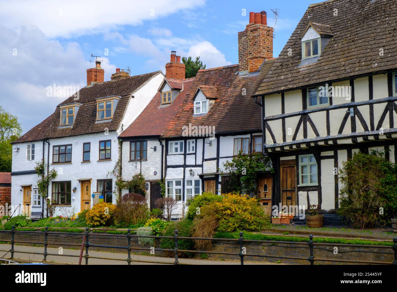 Un pittoresco gruppo di cottage idilliaco vicino a Abbazia mulino nella città di Tewkesbury, Gloucestershire, Severn Vale, Regno Unito Foto Stock
