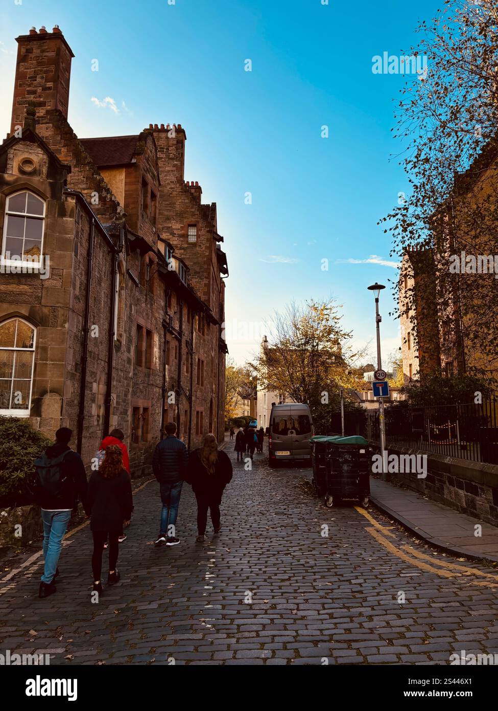 Case colorate fiancheggiano l'acqua di Leith nel Dean Village, creando una scena pittoresca nel cuore di Edimburgo. - Immagine stock catturata con smartphone Case colorate fiancheggiano l'acqua di Leith nel Dean Village, creando una scena pittoresca nel cuore di Edimburgo. - Immagine stock catturata con smartphone
