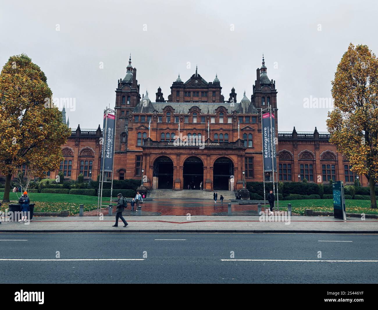 L'iconico Kelvingrove Art Gallery and Museum si erge orgogliosamente a Glasgow. - Immagine stock catturata con smartphone
