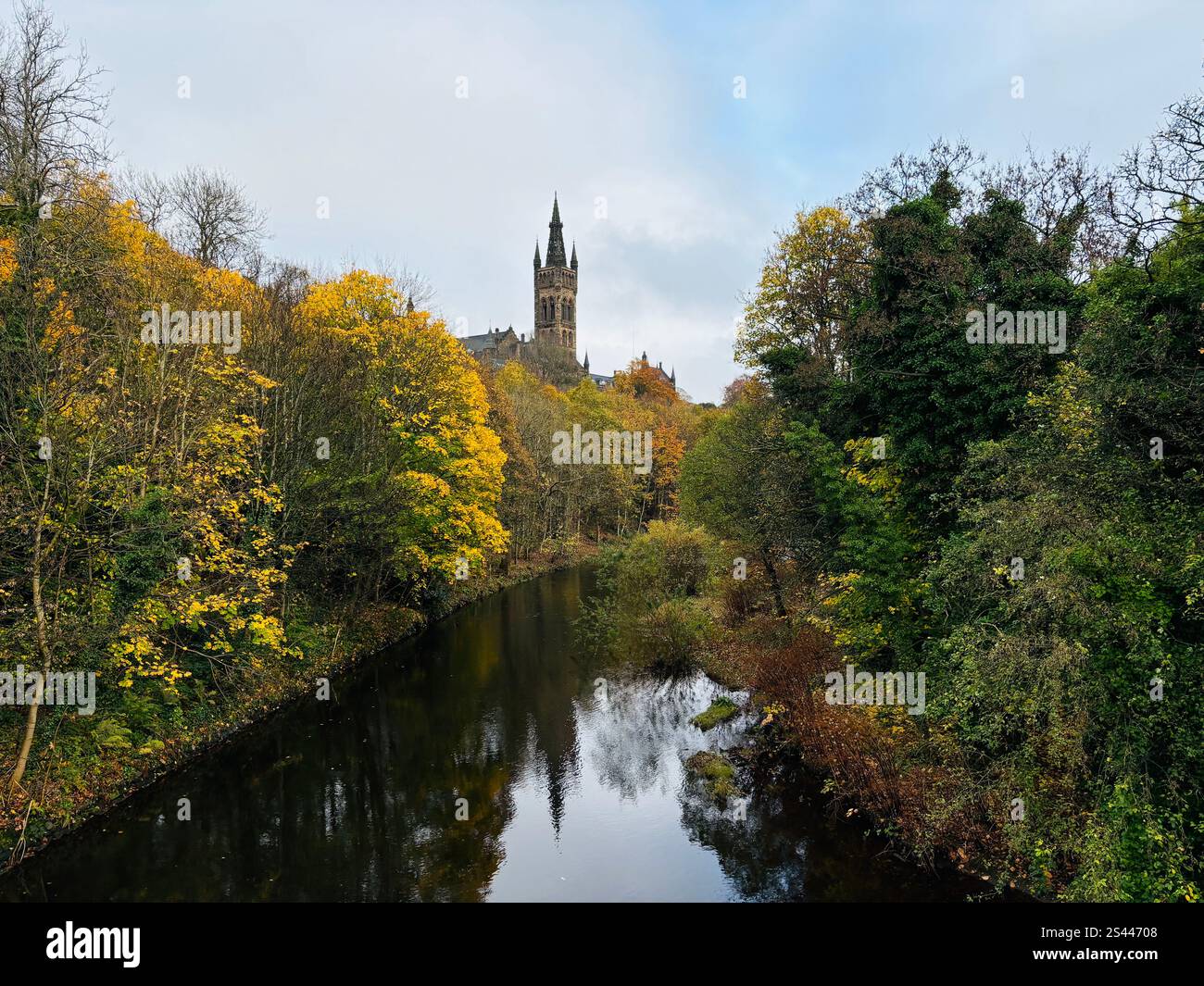 Una vista pittoresca dell'Università di Glasgow con il fiume Kelvin che scorre attraverso i suoi giardini, abbronzarsi di colori autunnali. - Immagine stock catturata con smartphone