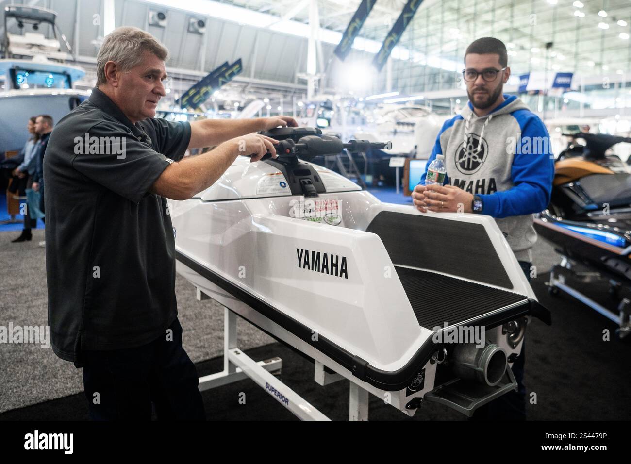 Massachusetts, Stati Uniti. 9 gennaio 2025. La gente visita il New England Boat Show a Boston, Massachusetts, Stati Uniti, il 9 gennaio 2025. Crediti: Ziyu Julian Zhu/Xinhua/Alamy Live News Foto Stock