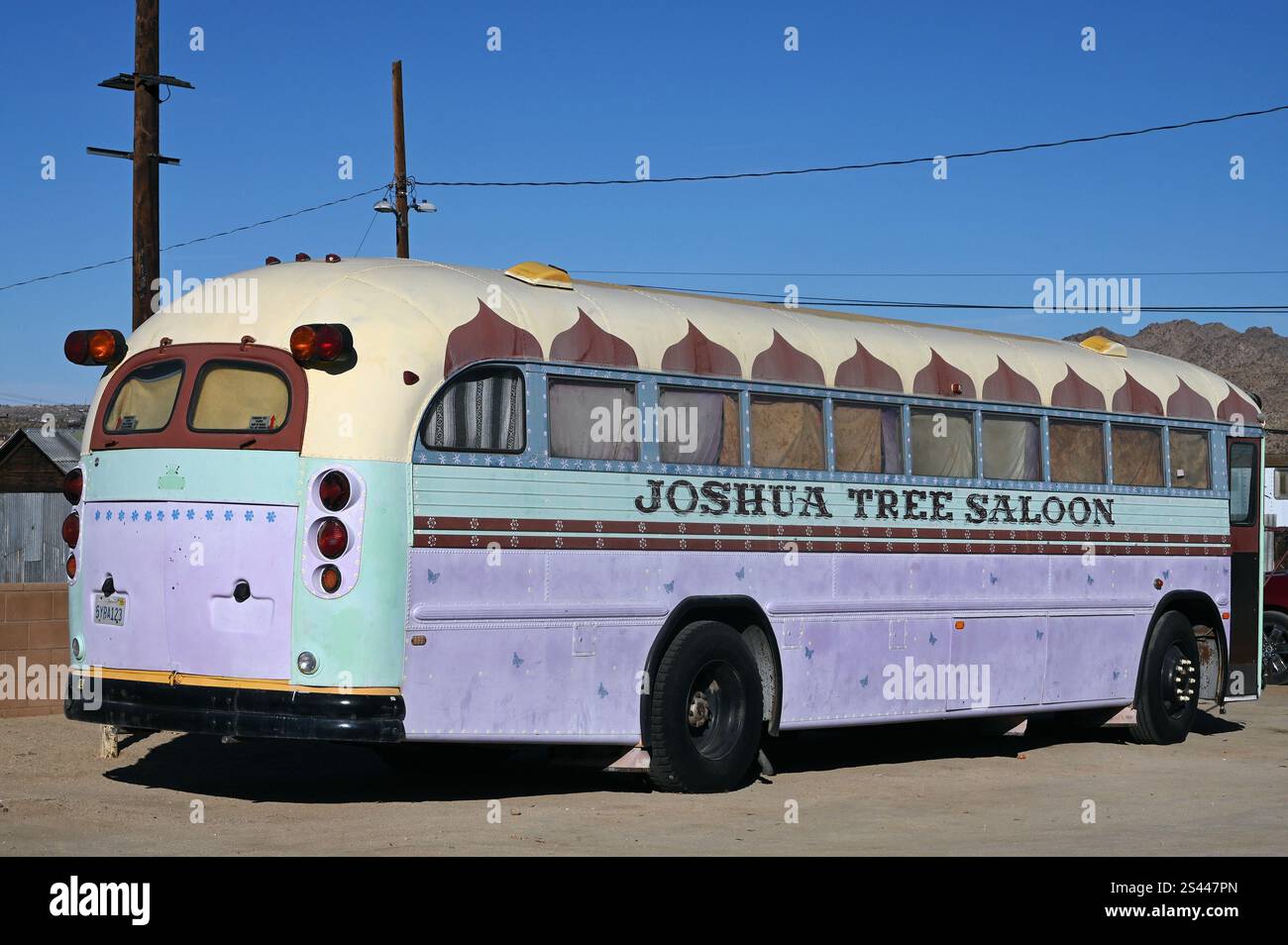 Vecchio autobus hippie del Joshua Tree Saloon, Joshua Tree, California, USA Foto Stock