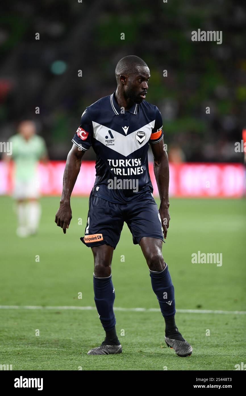 MELBOURNE, AUSTRALIA. 10 gennaio 2025. Nella foto: Jason Kato Geria, nato il 10 maggio 1993, è un calciatore australiano professionista che sta giocando la sua ultima partita come difensore per il club A-League Melbourne Victory prima di essere trasferito al J-1 League Club, Albirex Niigata, una squadra di calcio professionista con sede a Niigata, in Giappone. Melbourne Victory vs Western United all'AAMI Park di Melbourne, Australia il 10 gennaio 2025. Crediti: Karl Phillipson / Alamy Live News Foto Stock