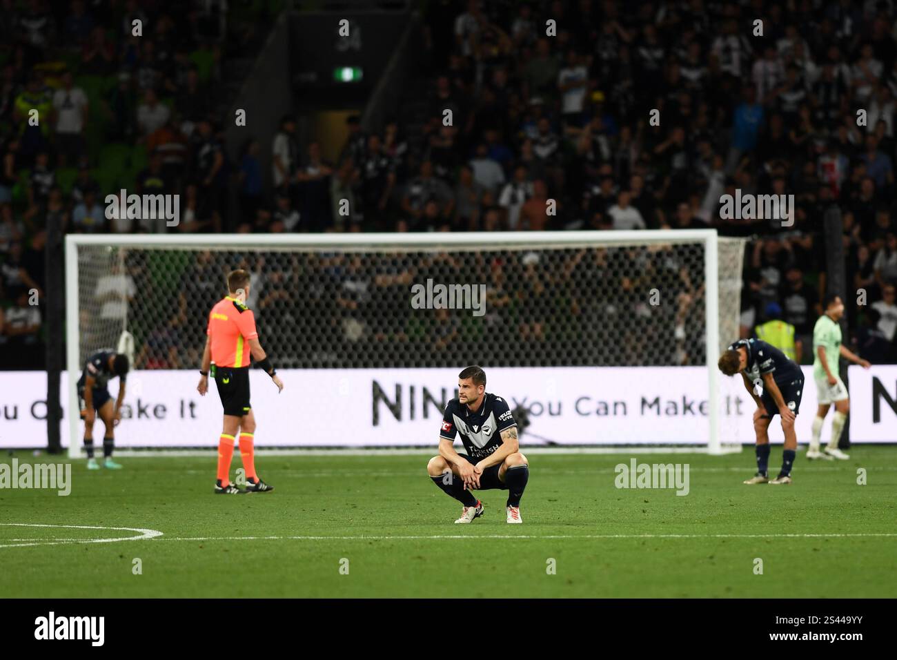 MELBOURNE, AUSTRALIA. 10 gennaio 2025. Nella foto: Brendan Hamill, un difensore della vittoria del Melbourne respinto e respinto, si schianta sul campo con incredulità dopo la sconfitta della squadra di calcio del Western United negli ultimi minuti della partita del 13° turno dell'ISUZU League, Melbourne Victory vs Western United all'AAMI Park di Melbourne, Australia, il 10 gennaio 2025. Crediti: Karl Phillipson / Alamy Live News Foto Stock