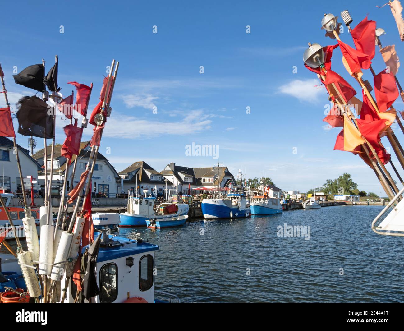 Vitte, Meclemburgo-Vorpommern, Germania - 29 giugno 2022: Veduta del porto di Vitte sull'Hiddensee con colorati pescherecci Foto Stock