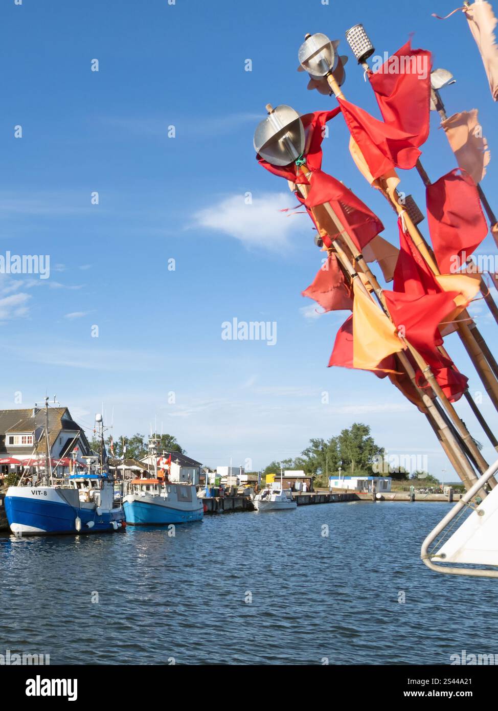 Vitte, Meclemburgo-Vorpommern, Germania - 29 giugno 2022: Veduta del porto di Vitte sull'Hiddensee con colorati pescherecci Foto Stock