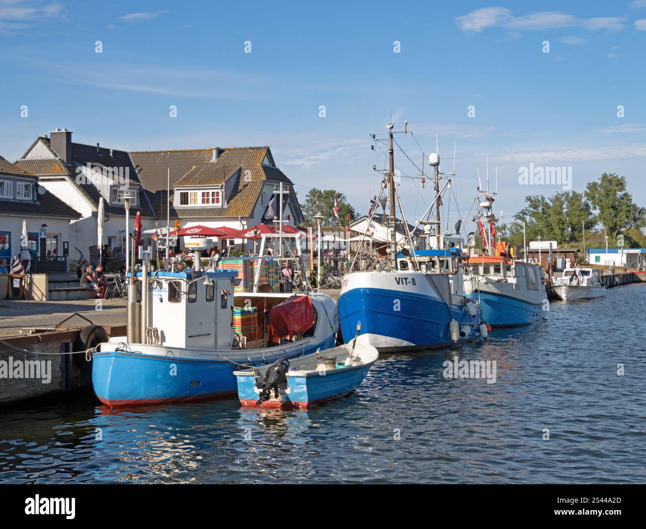 Vitte, Meclemburgo-Vorpommern, Germania - 29 giugno 2022: Veduta del porto di Vitte sull'Hiddensee con colorati pescherecci Foto Stock