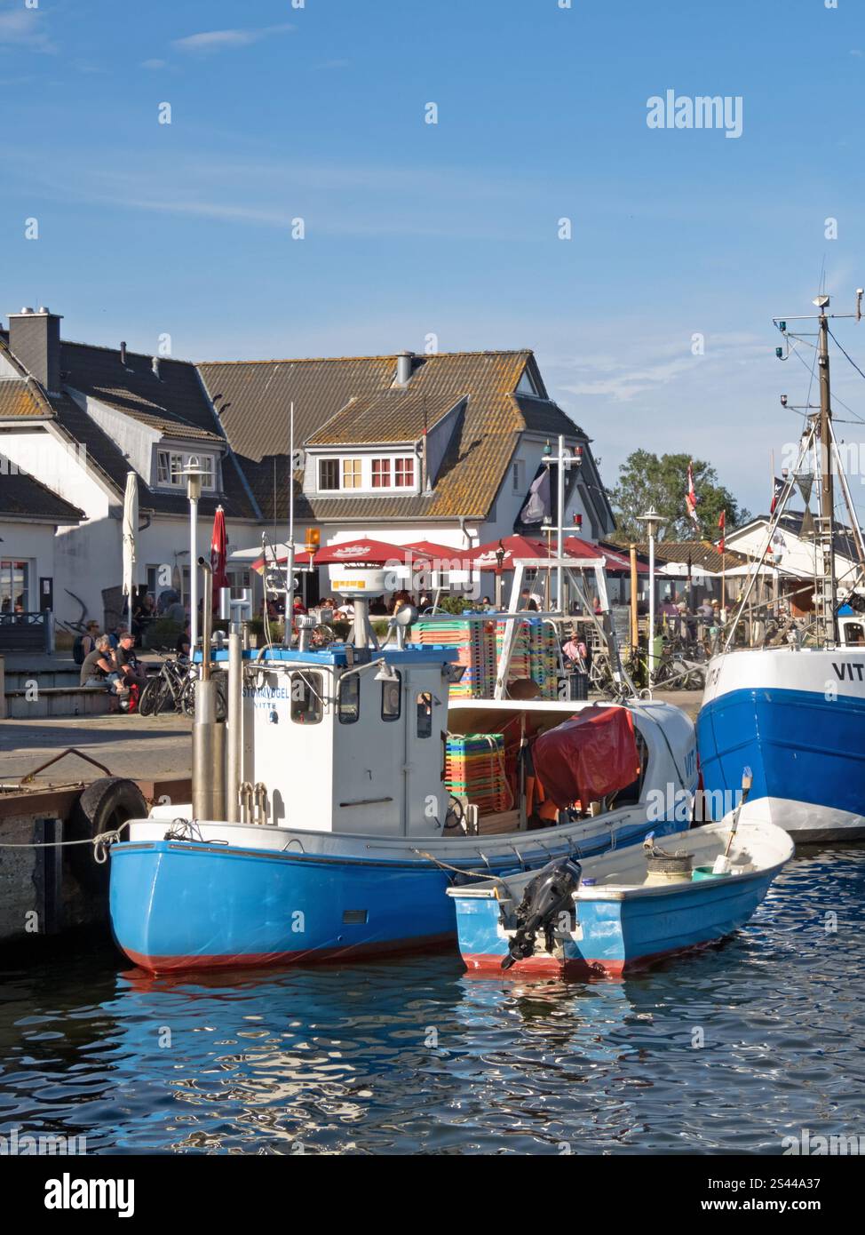 Vitte, Meclemburgo-Vorpommern, Germania - 29 giugno 2022: Veduta del porto di Vitte sull'Hiddensee con colorati pescherecci Foto Stock