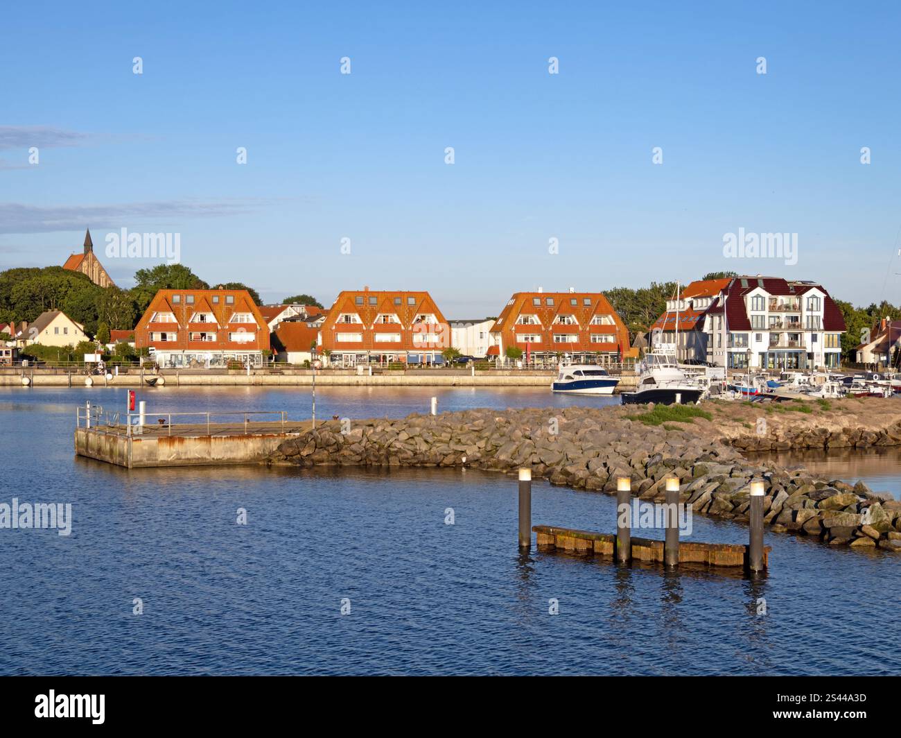 Wiek, Meclemburgo-Vorpommern, Germania - 29 giugno 2022: Vista dello skyline del villaggio Wiek sull'isola Ruegen dal Mar Baltico Foto Stock