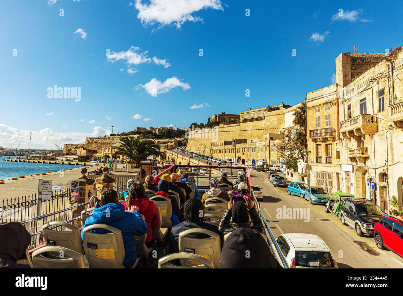 Turisti che esplorano la Valletta da un autobus turistico Foto Stock