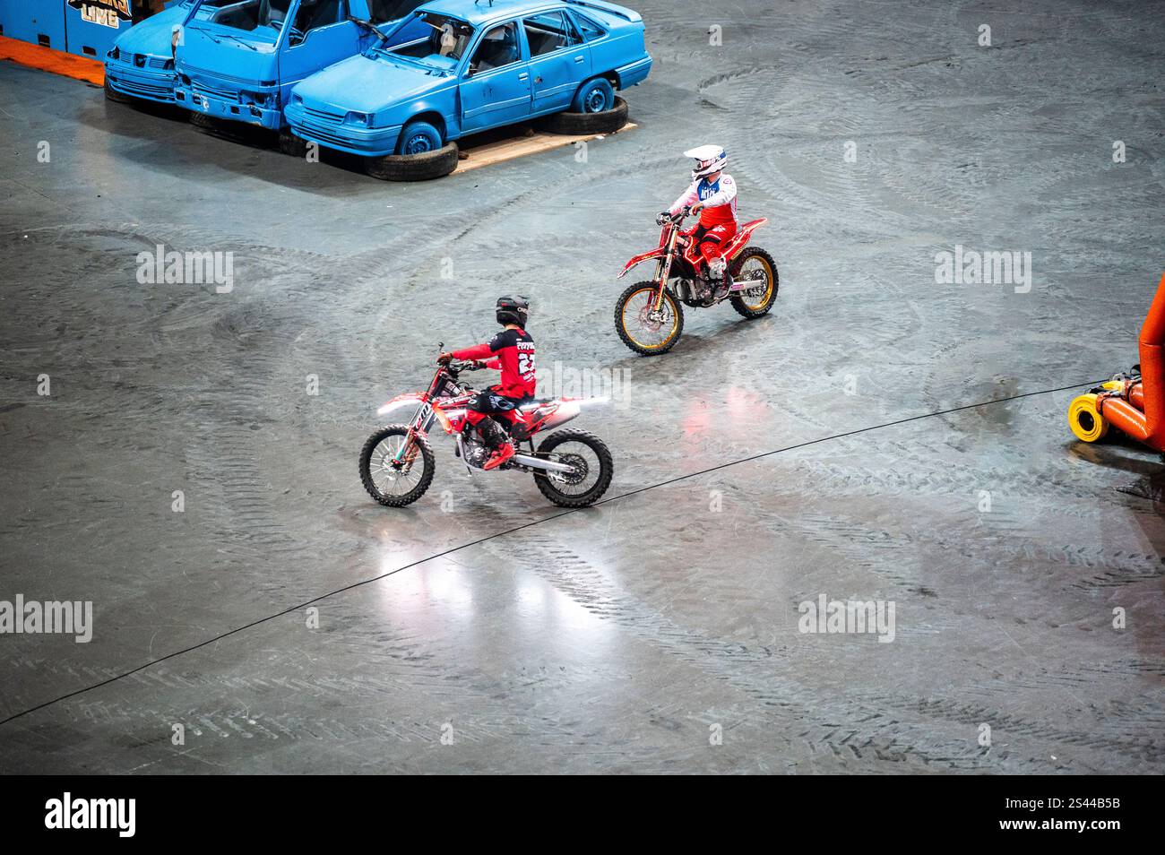 Lisbona, Portogallo - 2 marzo 2024: MONSTER TRUCK HOT WHEELS LIVE GLOW PARTY in Arena Foto Stock