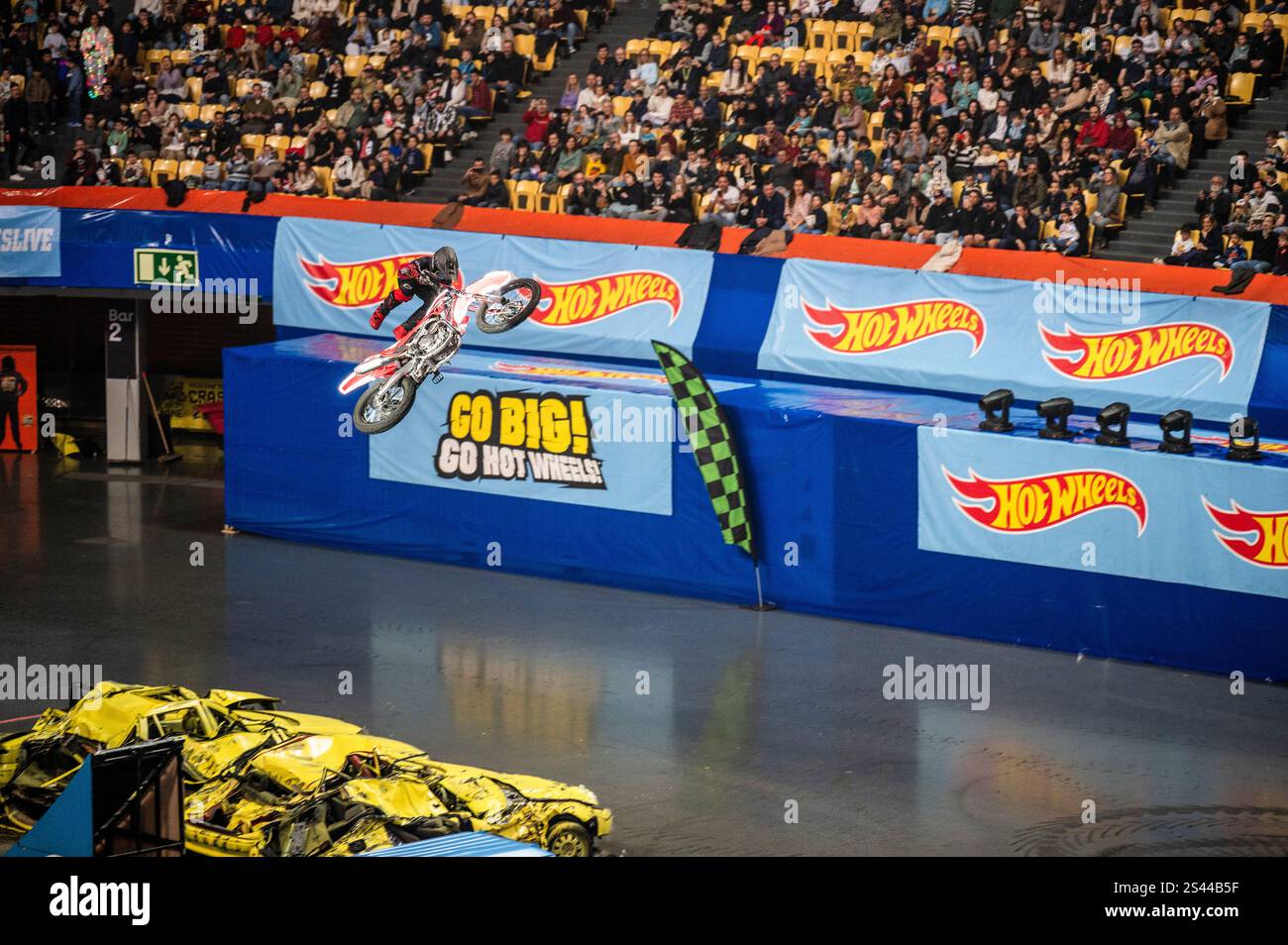 Lisbona, Portogallo - 2 marzo 2024: MONSTER TRUCK HOT WHEELS LIVE GLOW PARTY in Arena Foto Stock