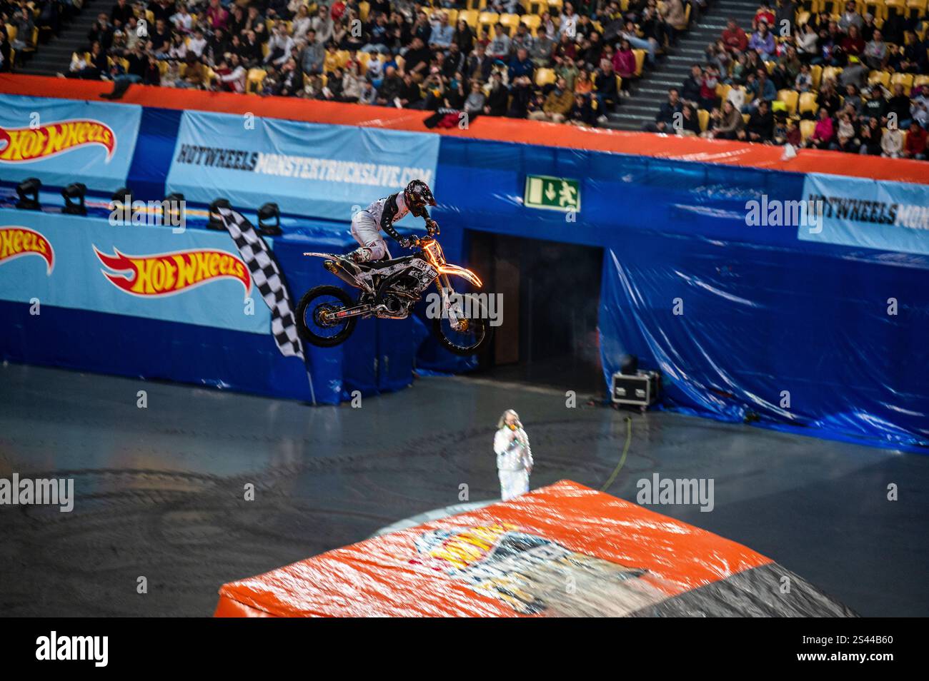 Lisbona, Portogallo - 2 marzo 2024: MONSTER TRUCK HOT WHEELS LIVE GLOW PARTY in Arena Foto Stock