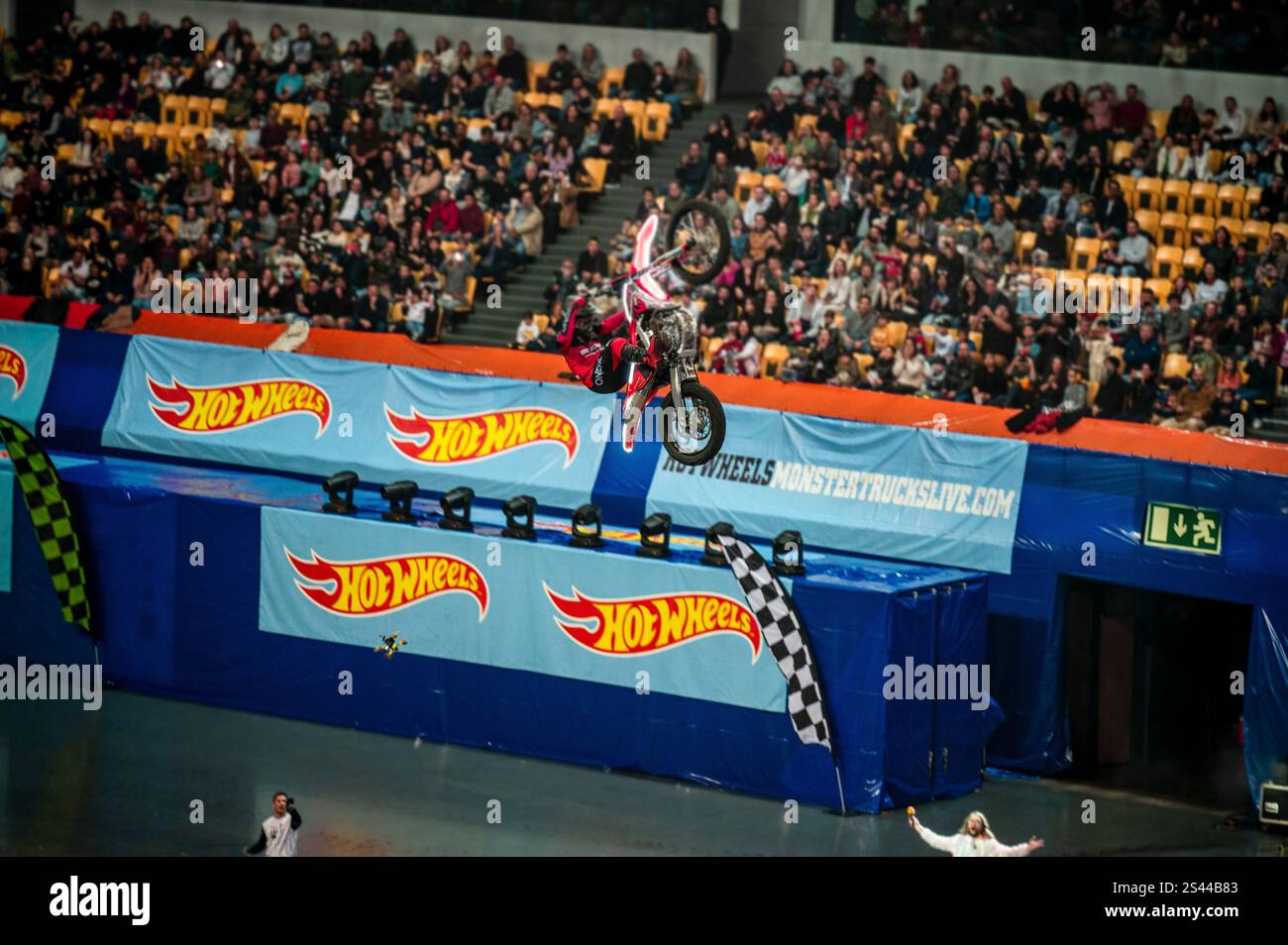 Lisbona, Portogallo - 2 marzo 2024: MONSTER TRUCK HOT WHEELS LIVE GLOW PARTY in Arena Foto Stock