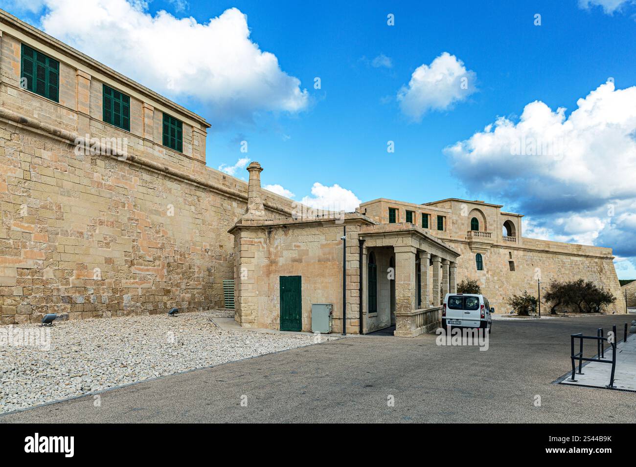 Eredità fortificata: Mura esterne di Fort St. Elmo, Malta Foto Stock