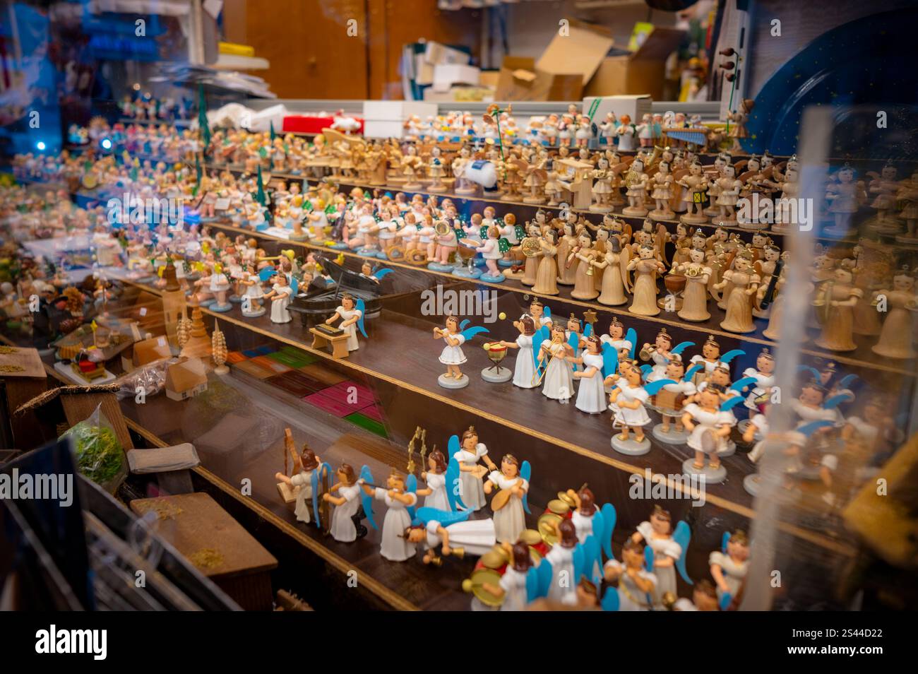 Una splendida collezione di statuette d'angelo in legno artigianali. Foto Stock