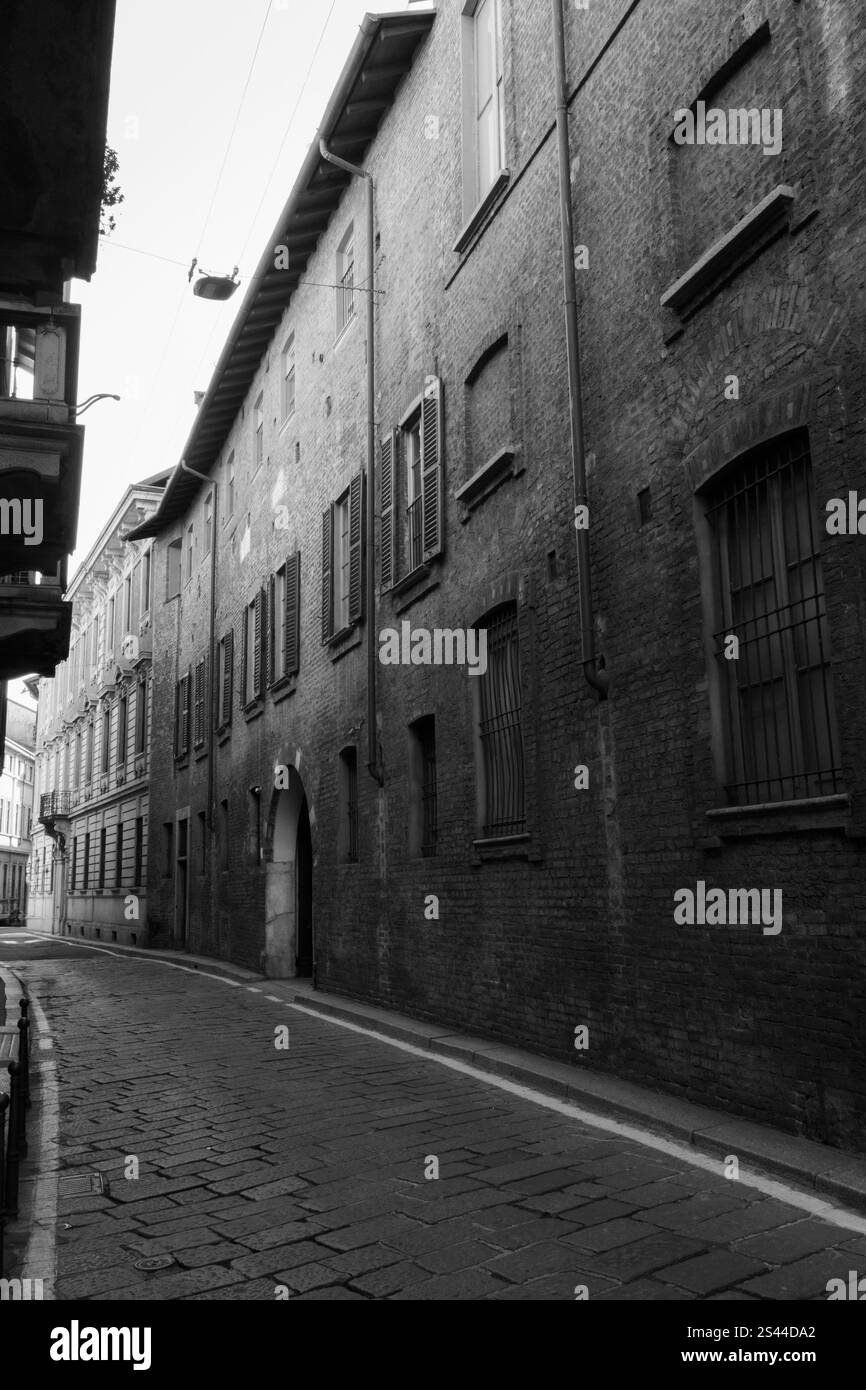 Vecchi edifici lungo via cappuccio, storica via di Milano, Lombardia, Italia Foto Stock